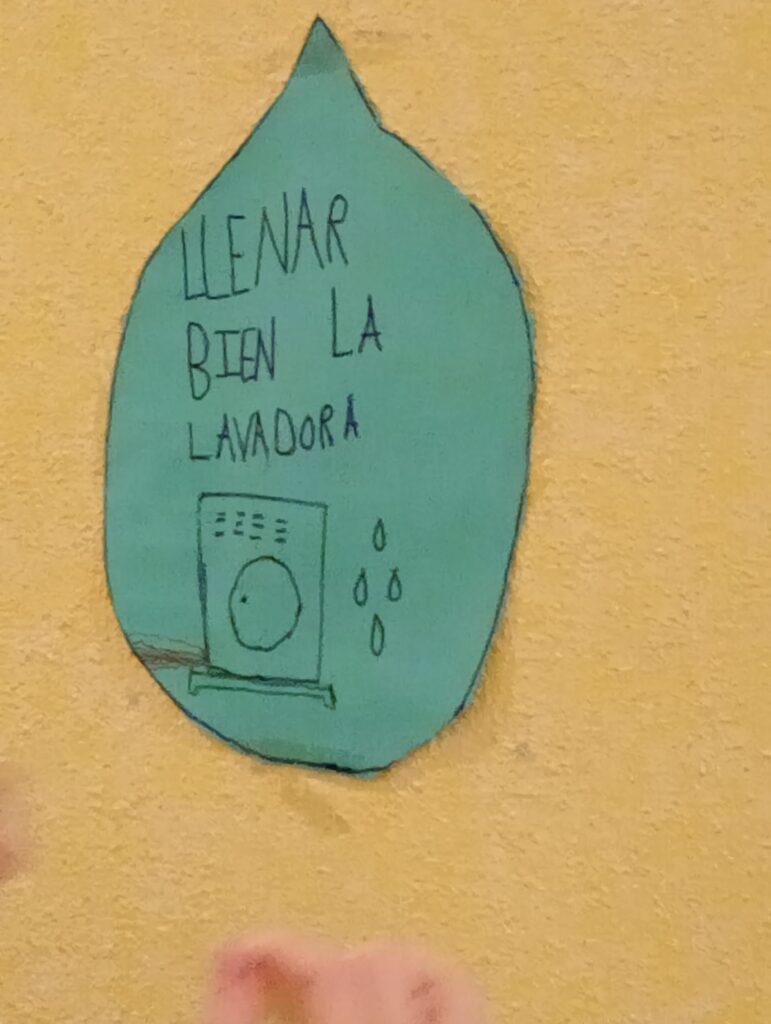 Dibujo gota con el texto. Llena la lavadora