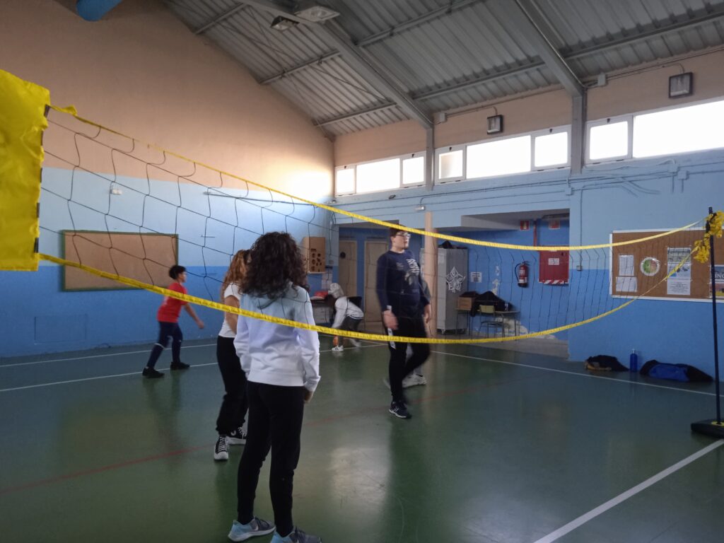 Practicando al voleibol