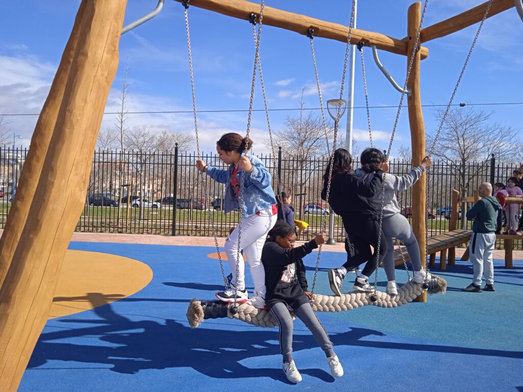 Jugando en el parque Osa Menor de Leganés