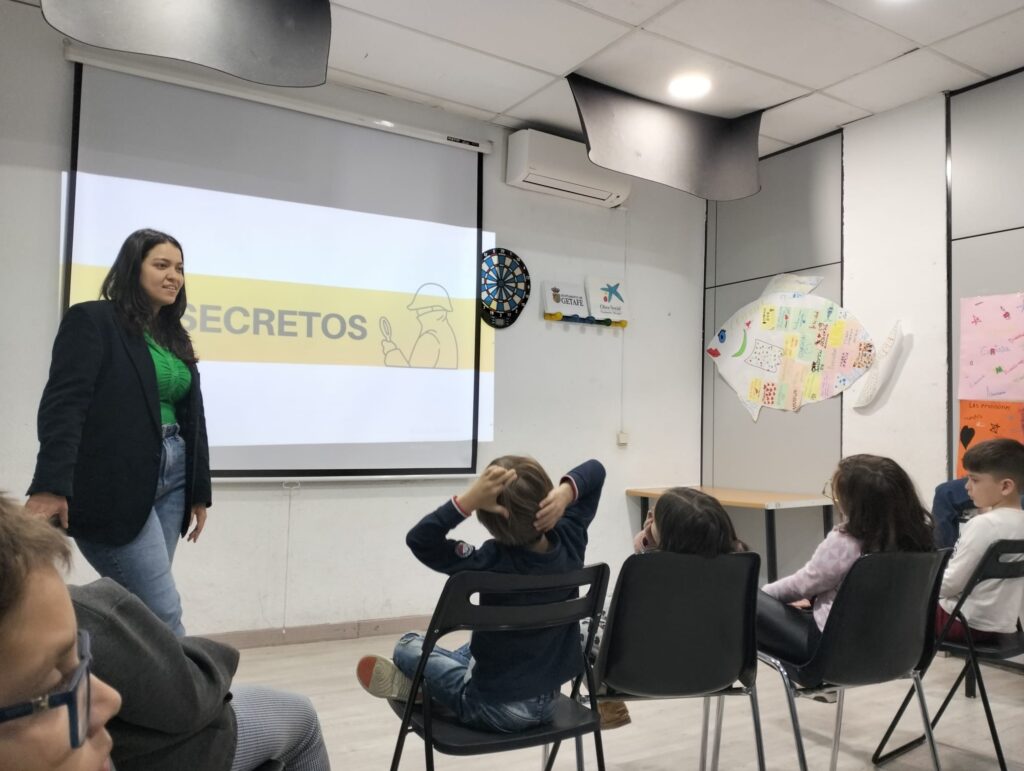 Niños y niñas mirando la presentación