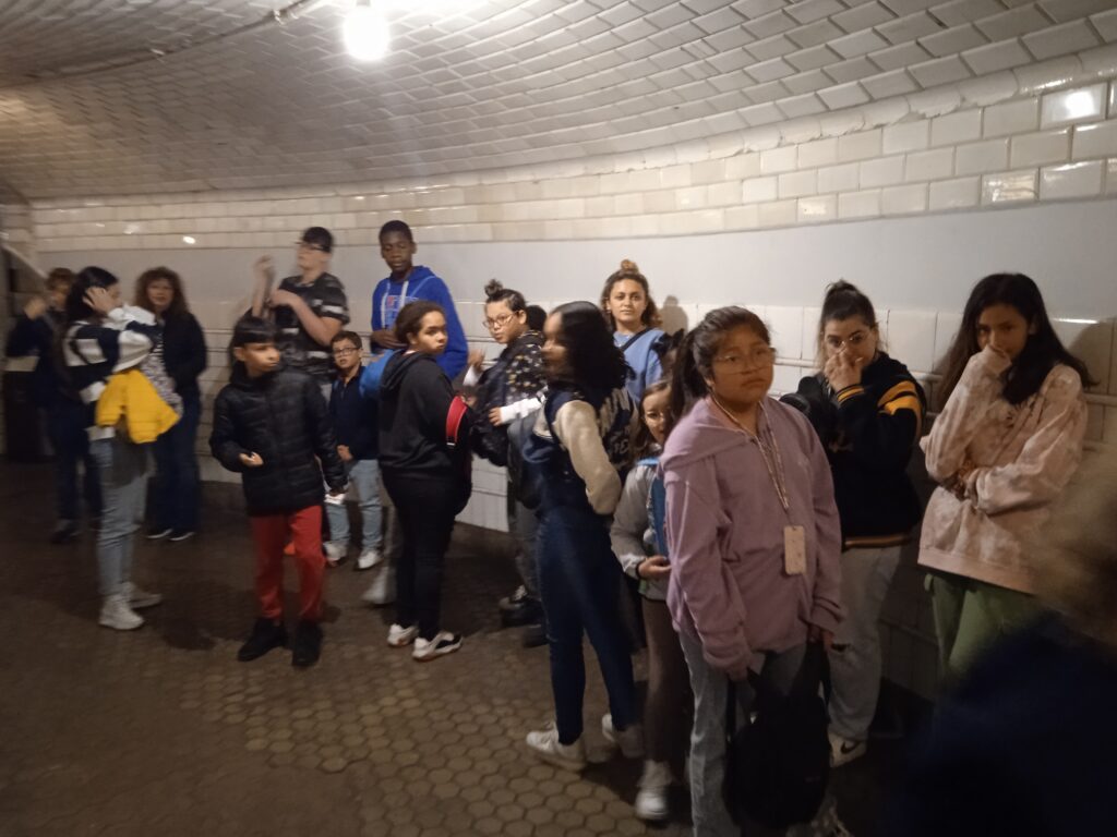 Esperando en el pasillo de la estación para entrar