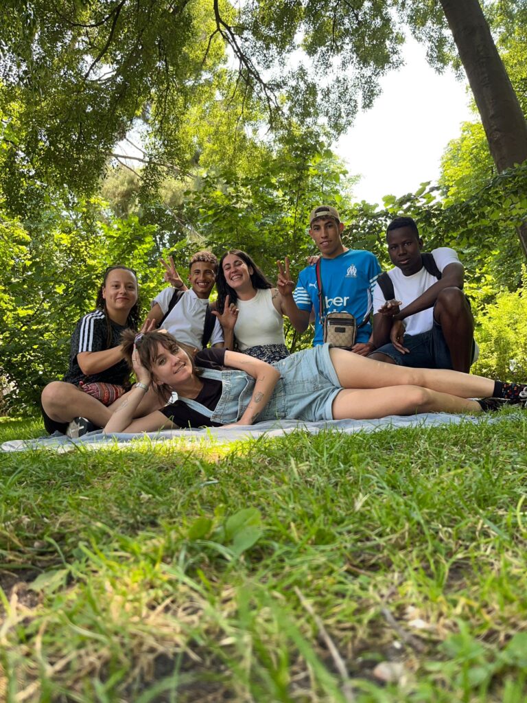 Jóvenes en el césped del Retiro