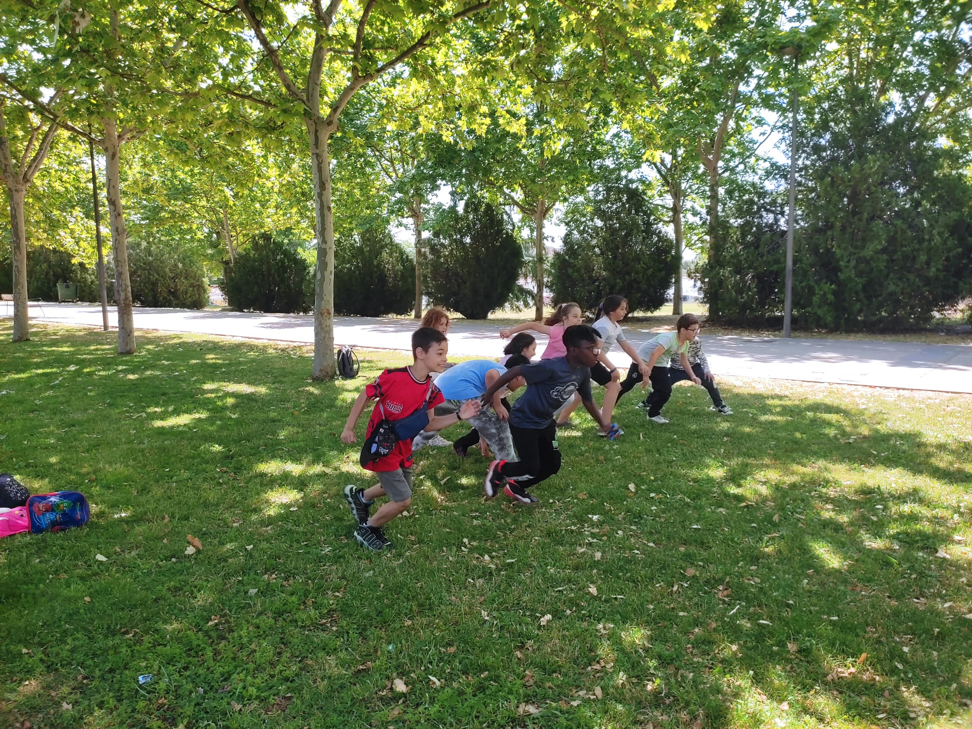 Niños y niñas jugando al escondite inglés...Niños y niñas jugando al escondite inglés...